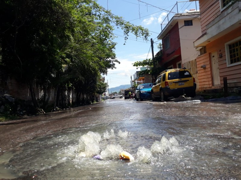 Aguas negras y baches invaden calle Perú en colonia Fresnos