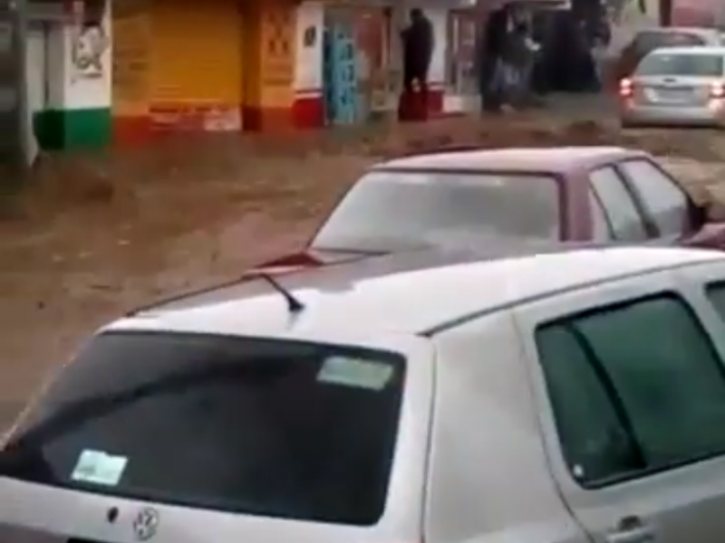 Aguas pluviales afectan a automovilistas en Calimaya