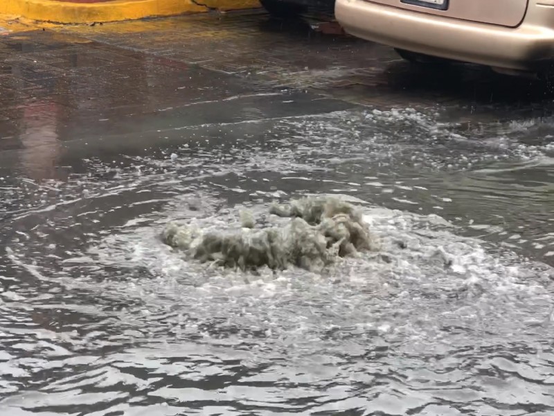 Aguas residuales inundan avenida 5 de Mayo