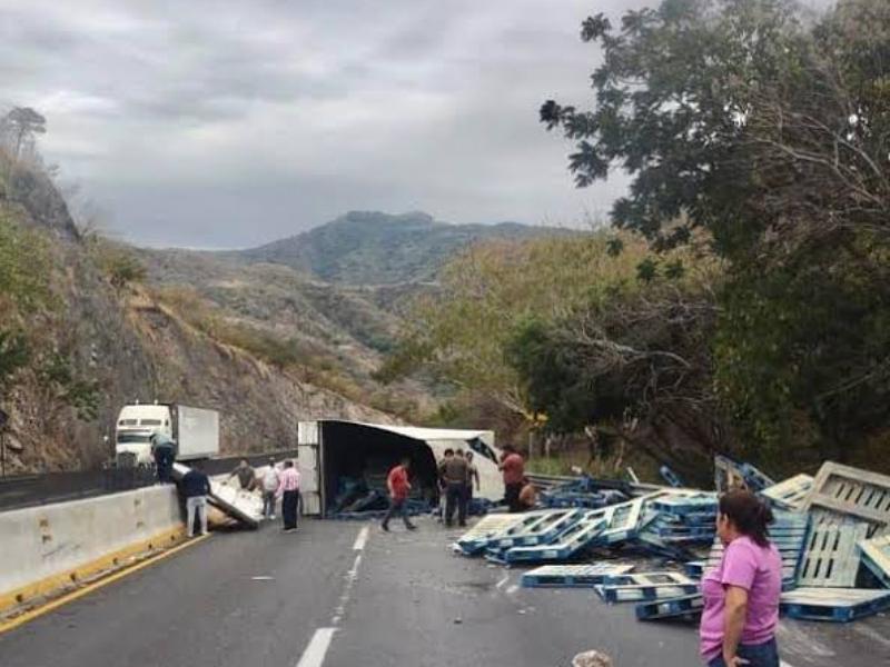 ¡Aguas si viajas a Guadalajara!, alertan carretera peligrosa en Plan de Barrancas