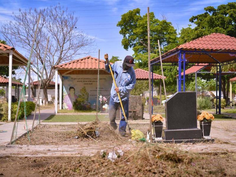 Ahome inicia limpieza y mantenimiento en panteones por Día de Muertos