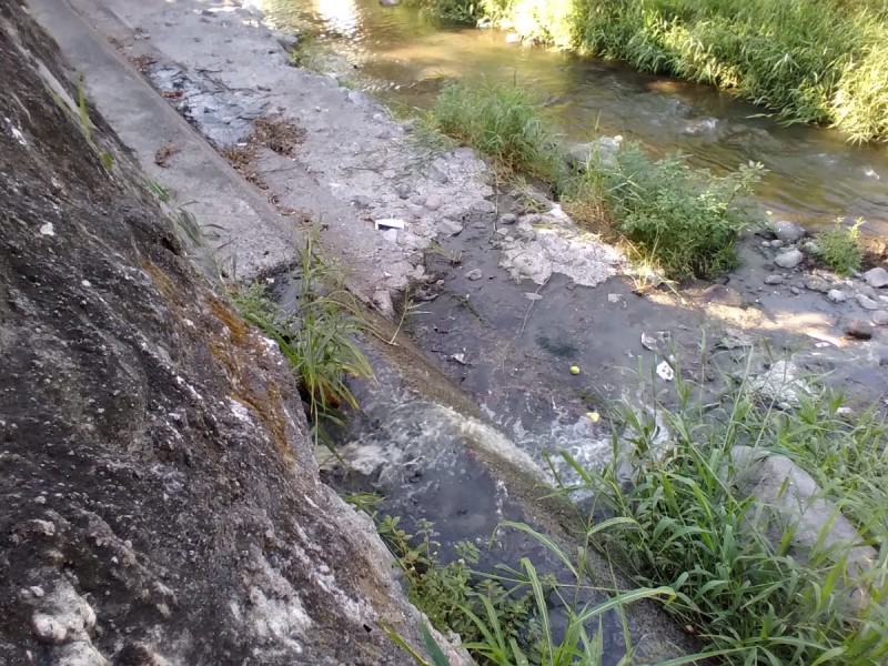 Ahora Ciapacov derrama aguas negras sobre el río Colima