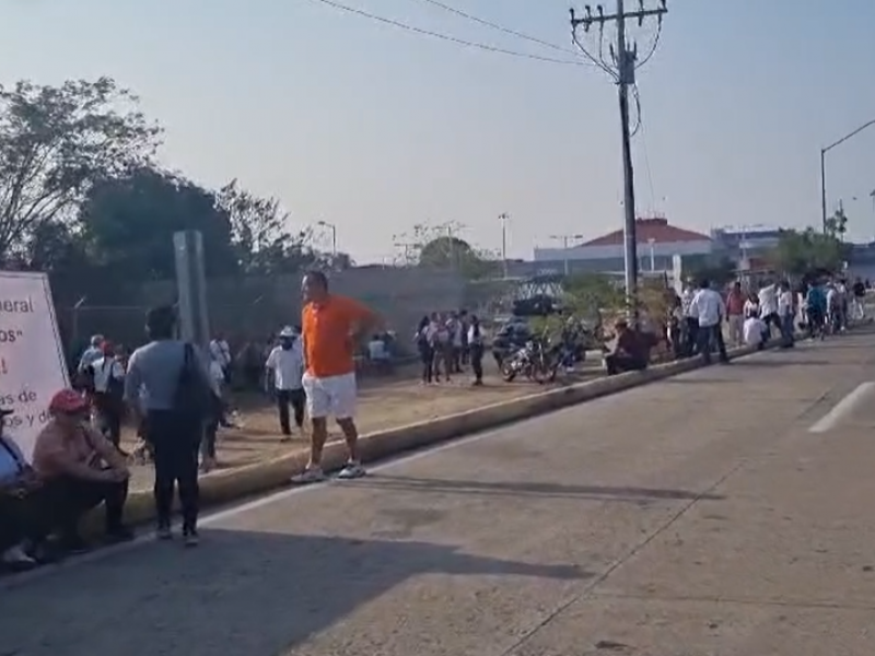 Ahora protestan maestros del SNTE frente al aeropuerto de Ixtapa-Zihuatanejo