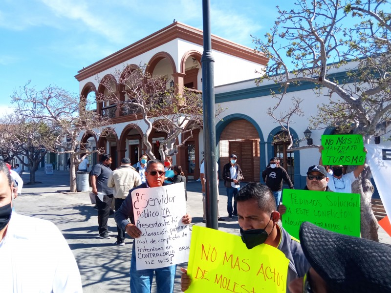 Ahora se manifiestan transportadoras en palacio municipal