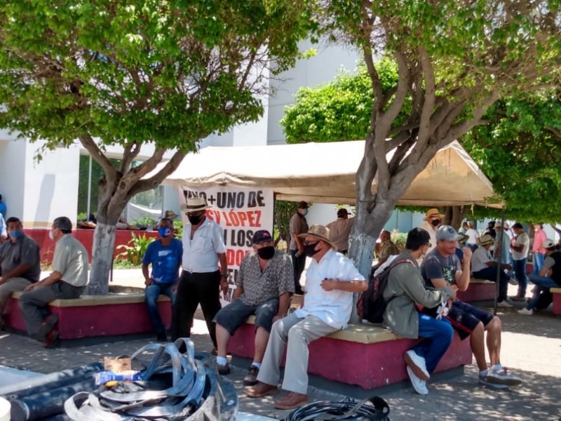 Ahora se plantan pescadores en CONAPESCA