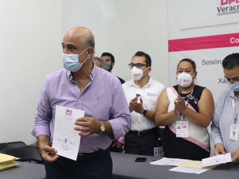 Ahued ya es alcalde electo de Xalapa; así recibió constancia