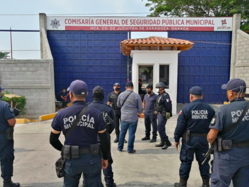 Aíslan a 42 Policías Municipal de Juchitán por posible Covid-19