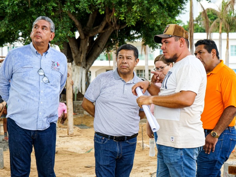 Al 40% rehabilitación de la explanada municipal de Petatlán