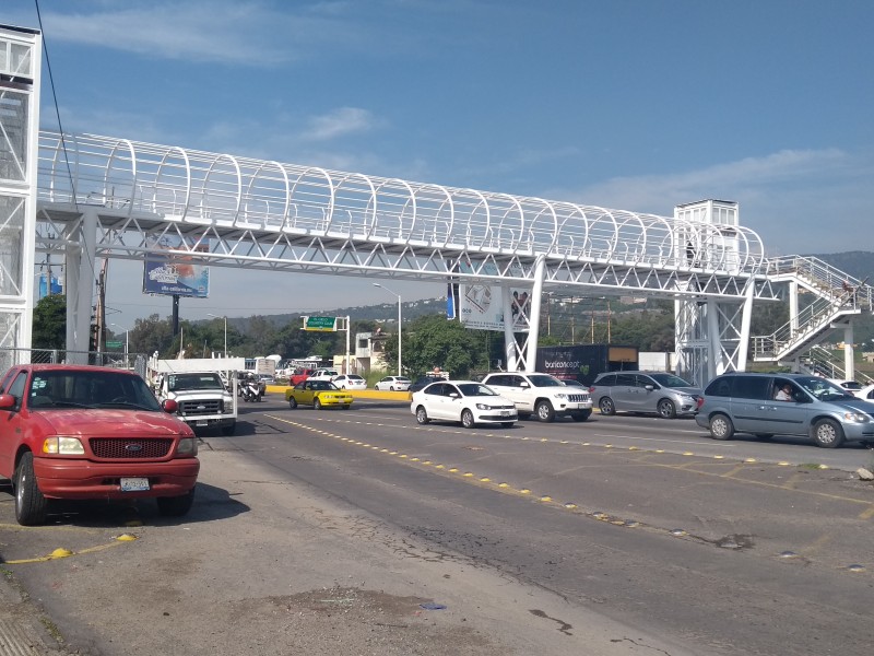 Al 80% puente peatonal de López Mateos