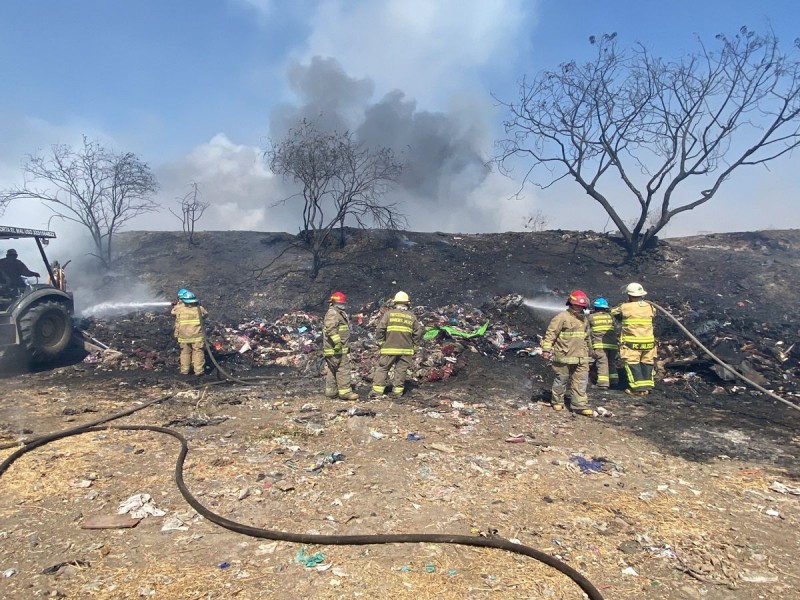 Al 90%, control de incendio en vertedero de Matatlán