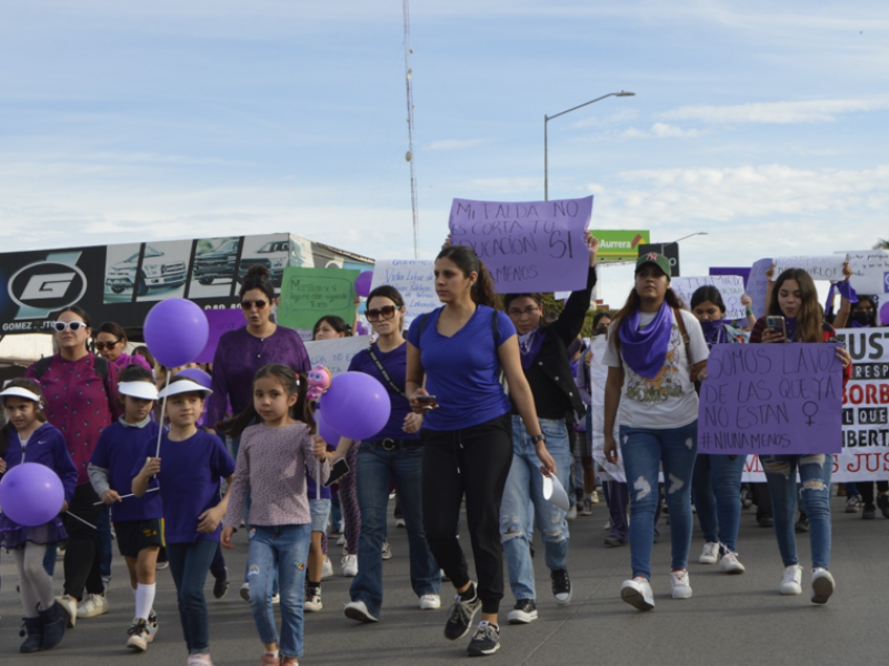 Al grito de ¡ni una más!, marchan mujeres en Navojoa