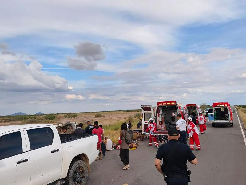 Al menos 12 personas resultaron lesionadas en volcadura de vehículo de jornaleros