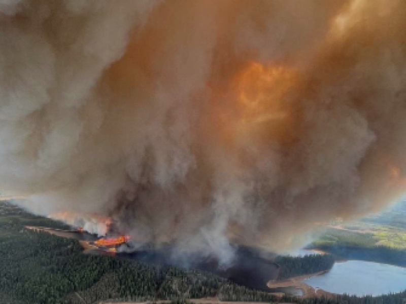 Al menos 200 incendios fuera de control en Canadá