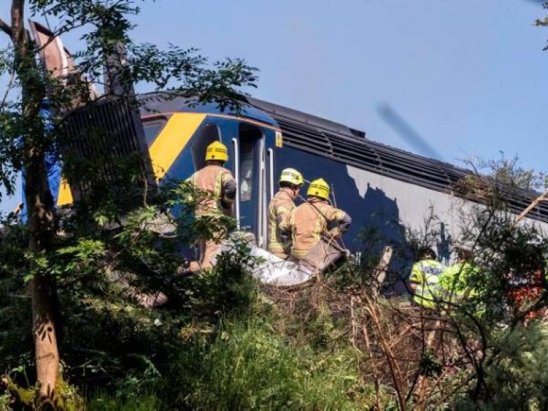 Al menos 3 muertos por descarrilamiento de tren en Escocia