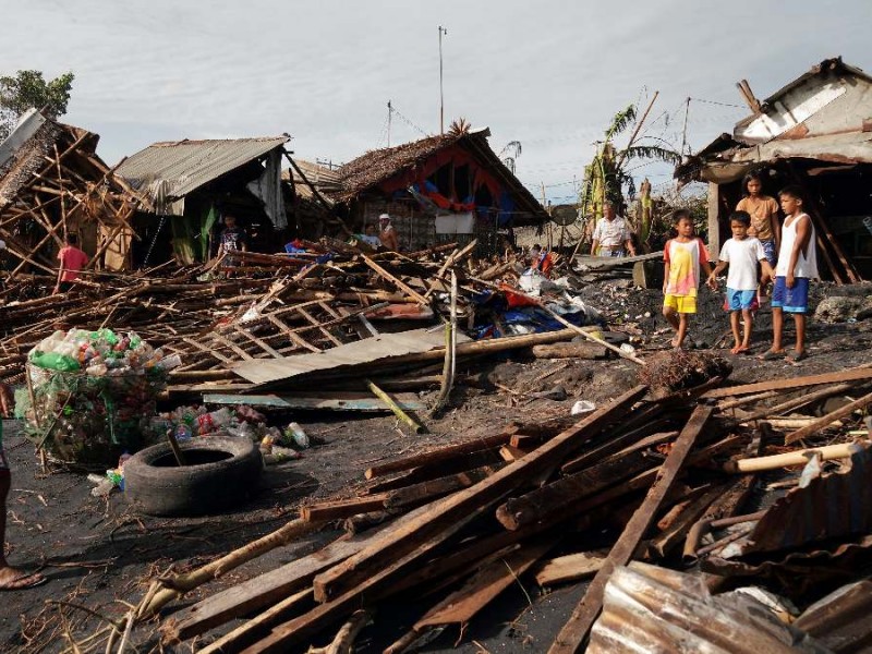 Al menos 375 muertos en Filipinas por tifón Rai