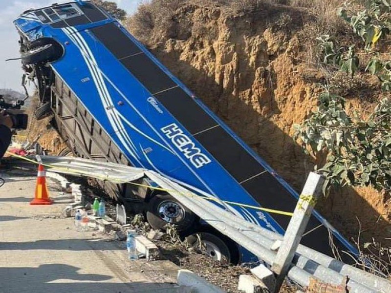 Al menos 4 muertos tras volcadura de autobús