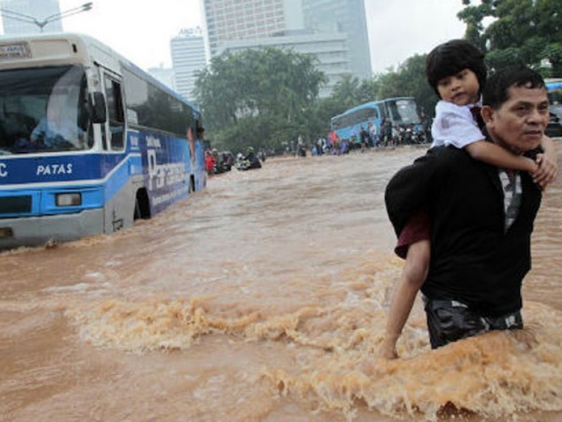 Al menos 61 muertos por inundaciones en Indonesia