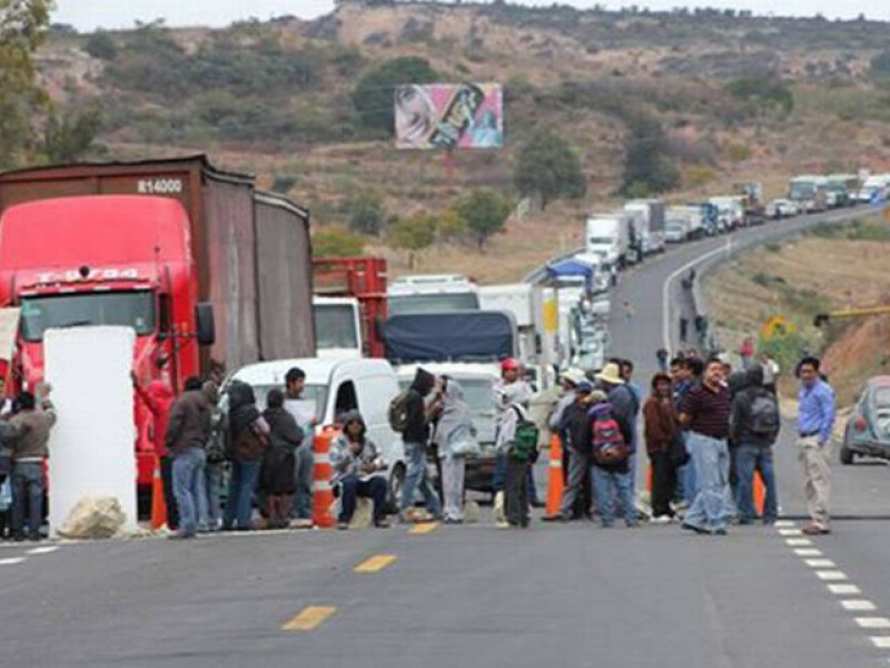 Al menos 7 bloqueos carreteros paralizan a Oaxaca