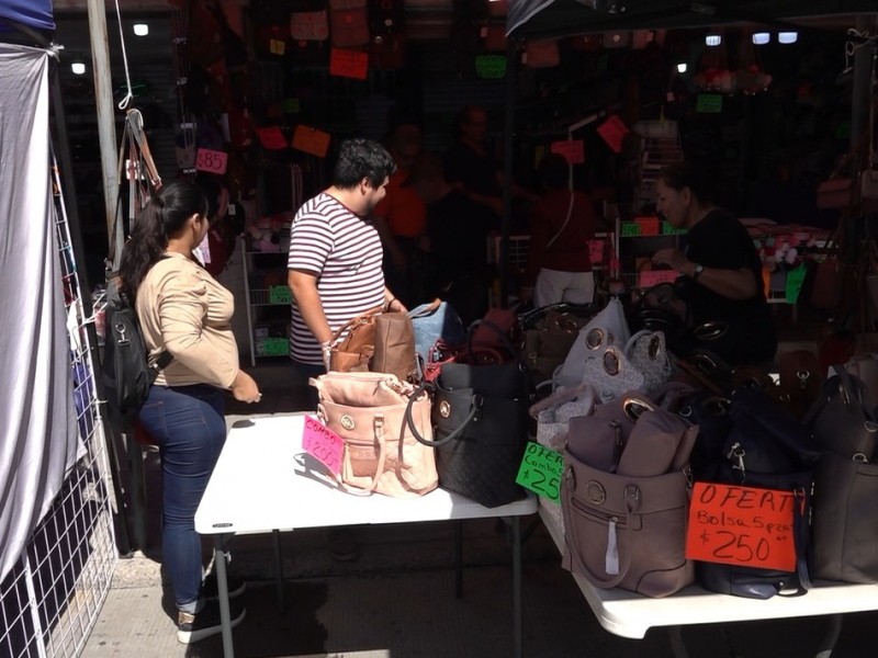 Compradores abarrotan Zona Piel de León