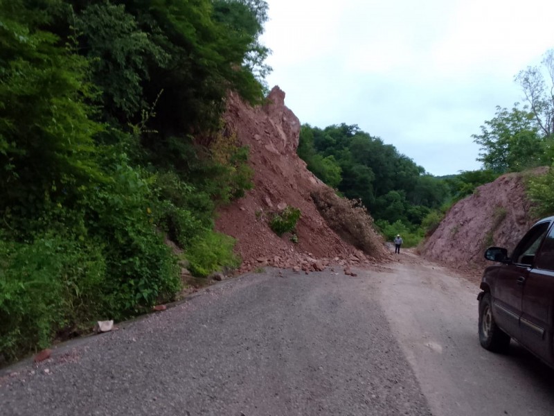 Álamos: Reportan deslaves en carretera Mochibampo tras paso de lluvias