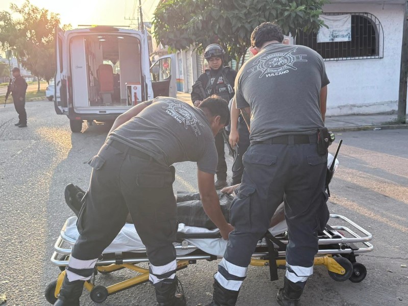 Albañil sufre ataque epiléptico en vía pública de Zihuatanejo