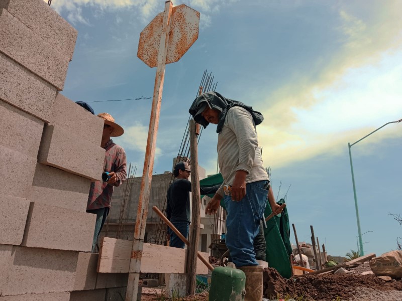 Albañilería, de los oficios que más sufren el calor