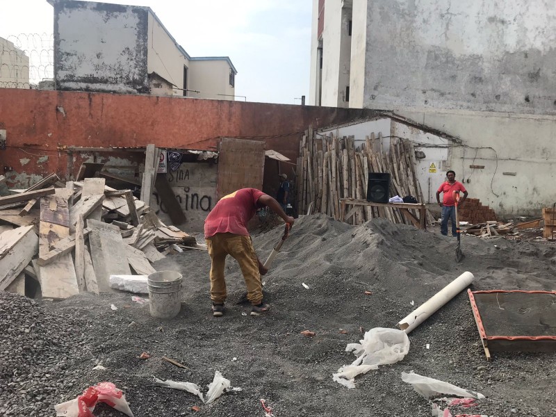 Albañiles celebran su día trabajando en Veracruz