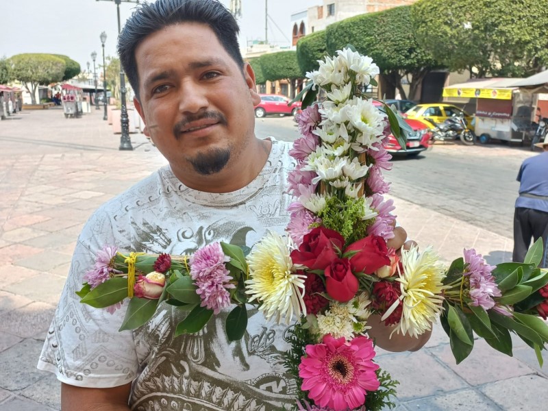 Albañiles llevan a bendecir sus cruces en su día