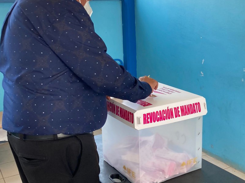 Alcalde de Empalme Luis Fuentes emite su voto