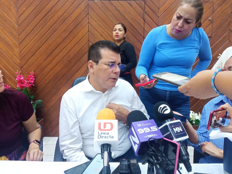 Alcalde de Mazatlán acusa de compra directa adquisición de vehículos