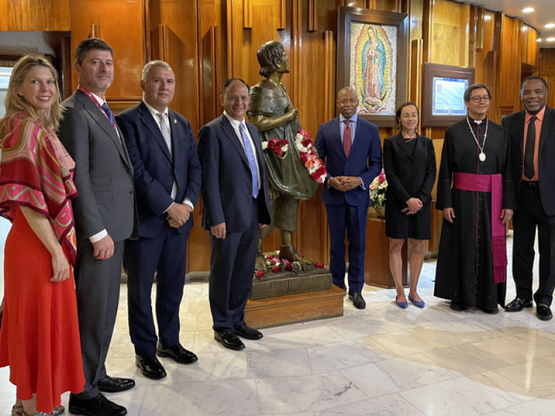 Alcalde de NY, Eric Adams, visita la Basílica de Guadalupe