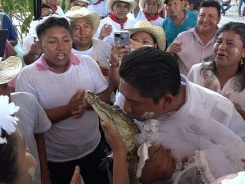 Alcalde de Oaxaca se casa con lagarta, cumple tradición prehispánica