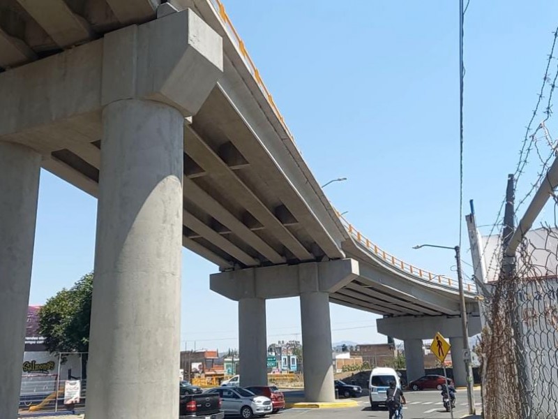 Alcalde desmiente supuestos daños estructurales en puente elevado de Siervo
