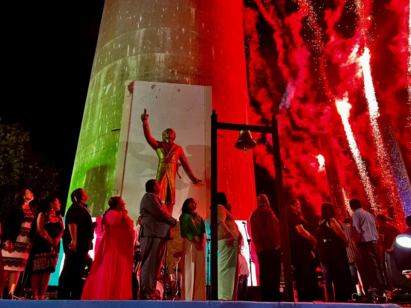 Alcalde Luis Fuentes da el grito de Independencia