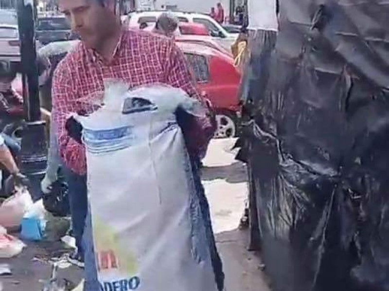 Alcalde sale a recoger la basura en Guadalupe
