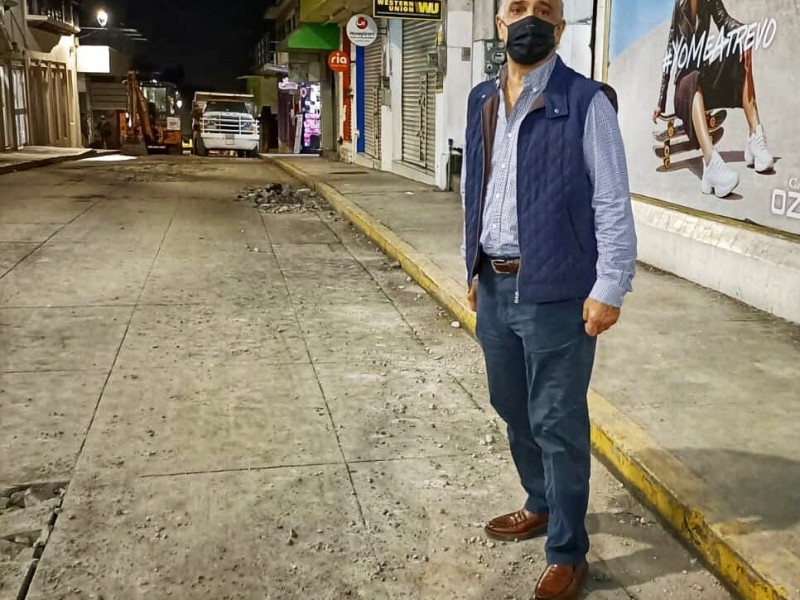 Alcalde supervisa avance de obra en centro de Xalapa