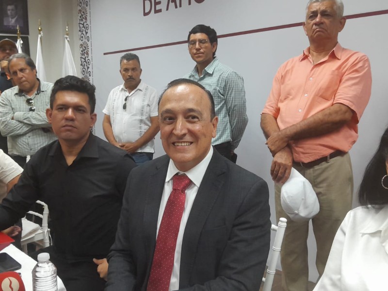 Alcalde sustituto Antonio Menéndez encuentra cerrado el Palacio Municipal