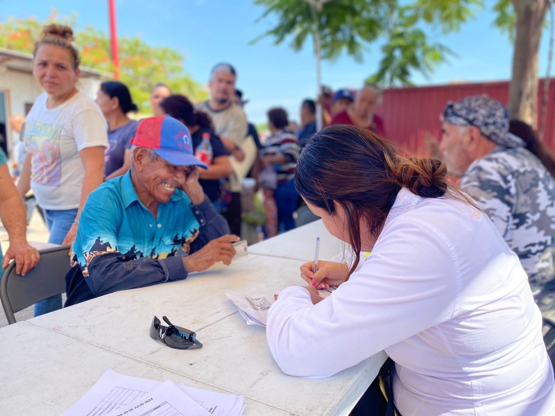 Alcalde y Presidenta de DIF, llevan ayuda a familias afectadas