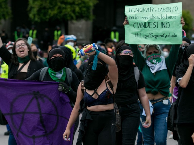 Alcaldesa arremete contra feministas; las llama 