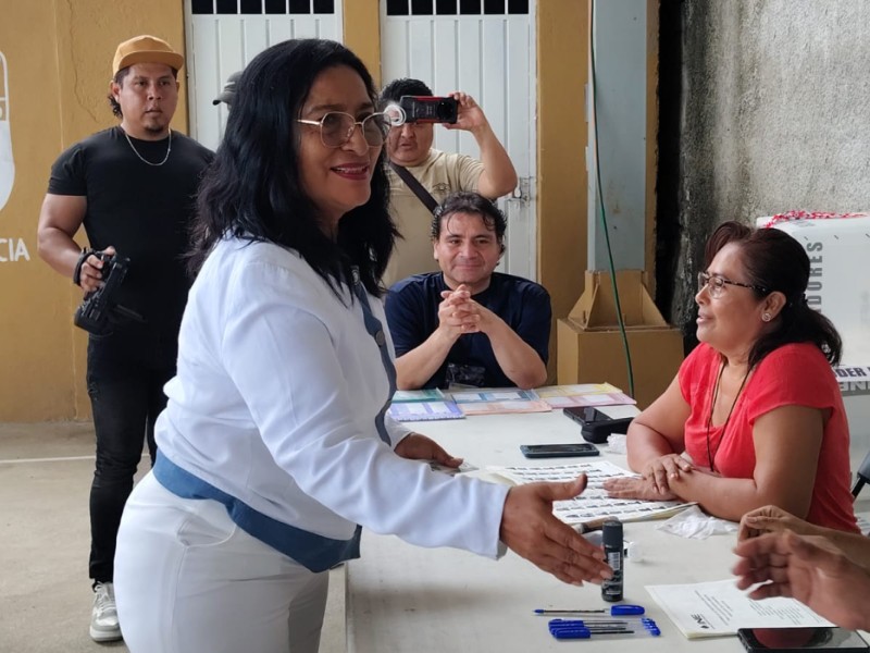 Alcaldesa de Acapulco ejerce su voto en Jornada Electoral