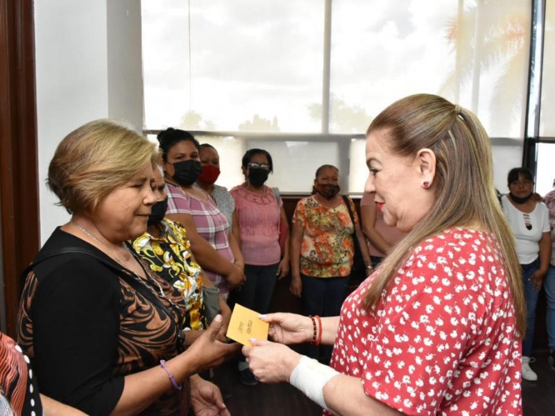 Alcaldesa de Gómez Palacio dona su primer sueldo