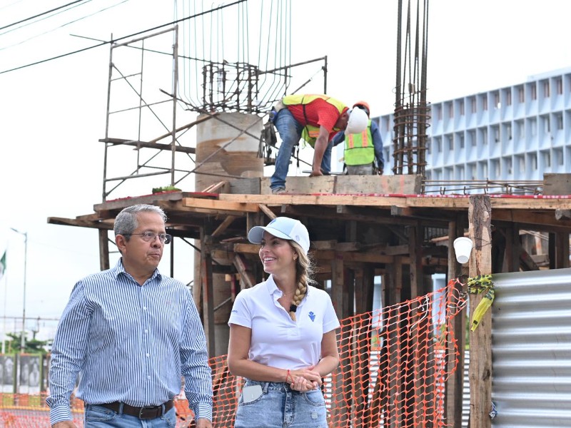 Alcaldesa Paty Lobeira supervisa obra del puente peatonal frente al IMSS