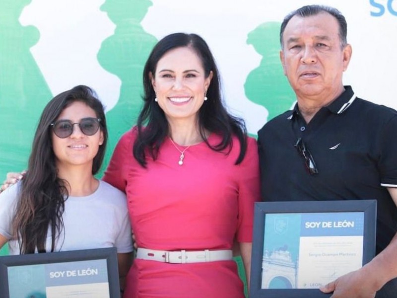 Alcaldesa reconoce trayectoria de leoneses