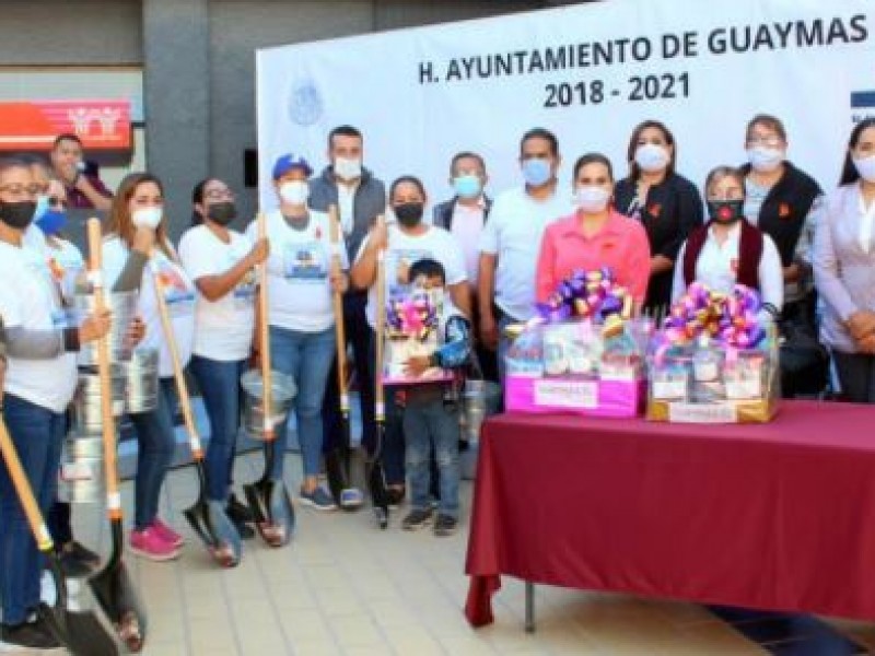 Alcaldesa regala palas a madres de desaparecidos