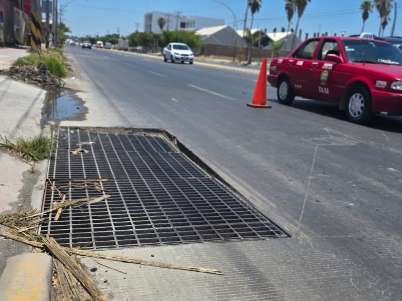 Alcantarilla a punto de colapsar en la Av. Aguamilpa