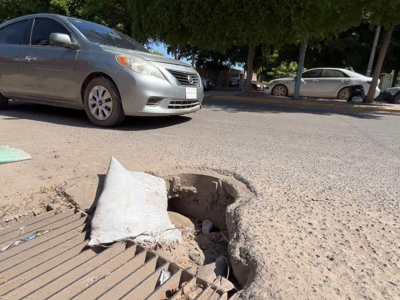 Alcantarilla abierta en boulevar Colosio amenaza la seguridad de peatones y automovilistas