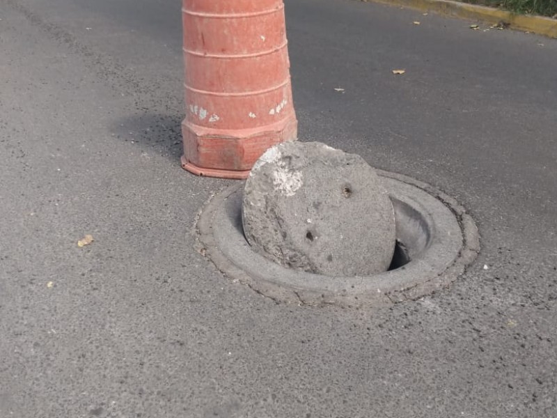 Alcantarilla abierta en media Avenida de San Felipe