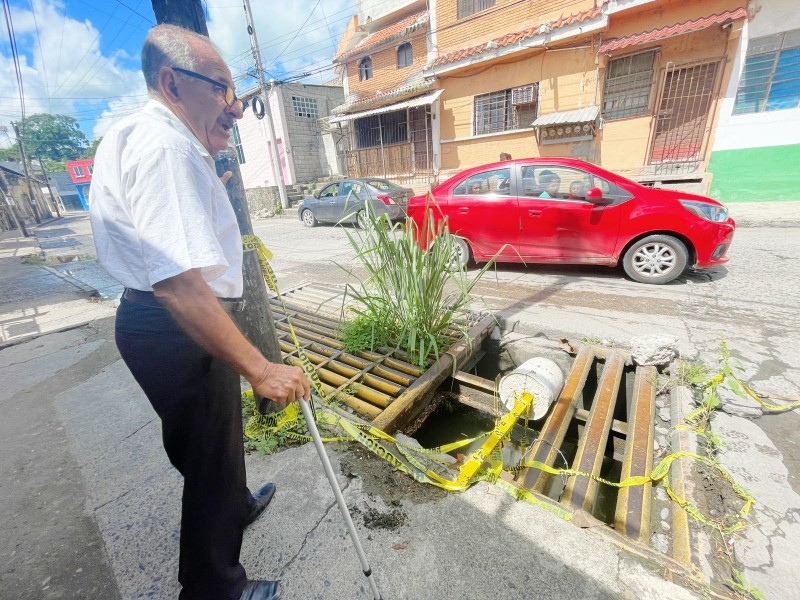 Alcantarilla abierta provoca accidentes