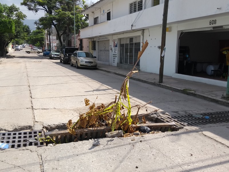 Alcantarilla convertida en un peligro inminente