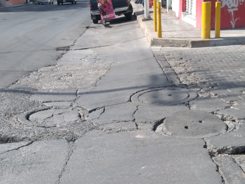 Alcantarilla dañada sobre Av. de la Juventud podría causar accidentes